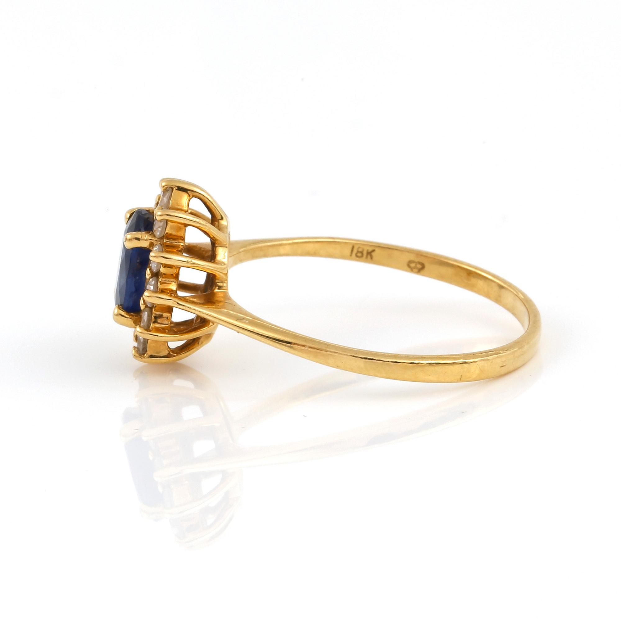 RING, 18K guld med ovalslipad safir ca 0,86 ct och briljantslipade diamanter tot ca 0,25ct. Vikt 2,91 g.