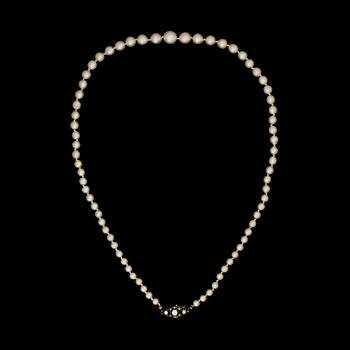 COLLIER, odlade pärlor med lås i silver.
