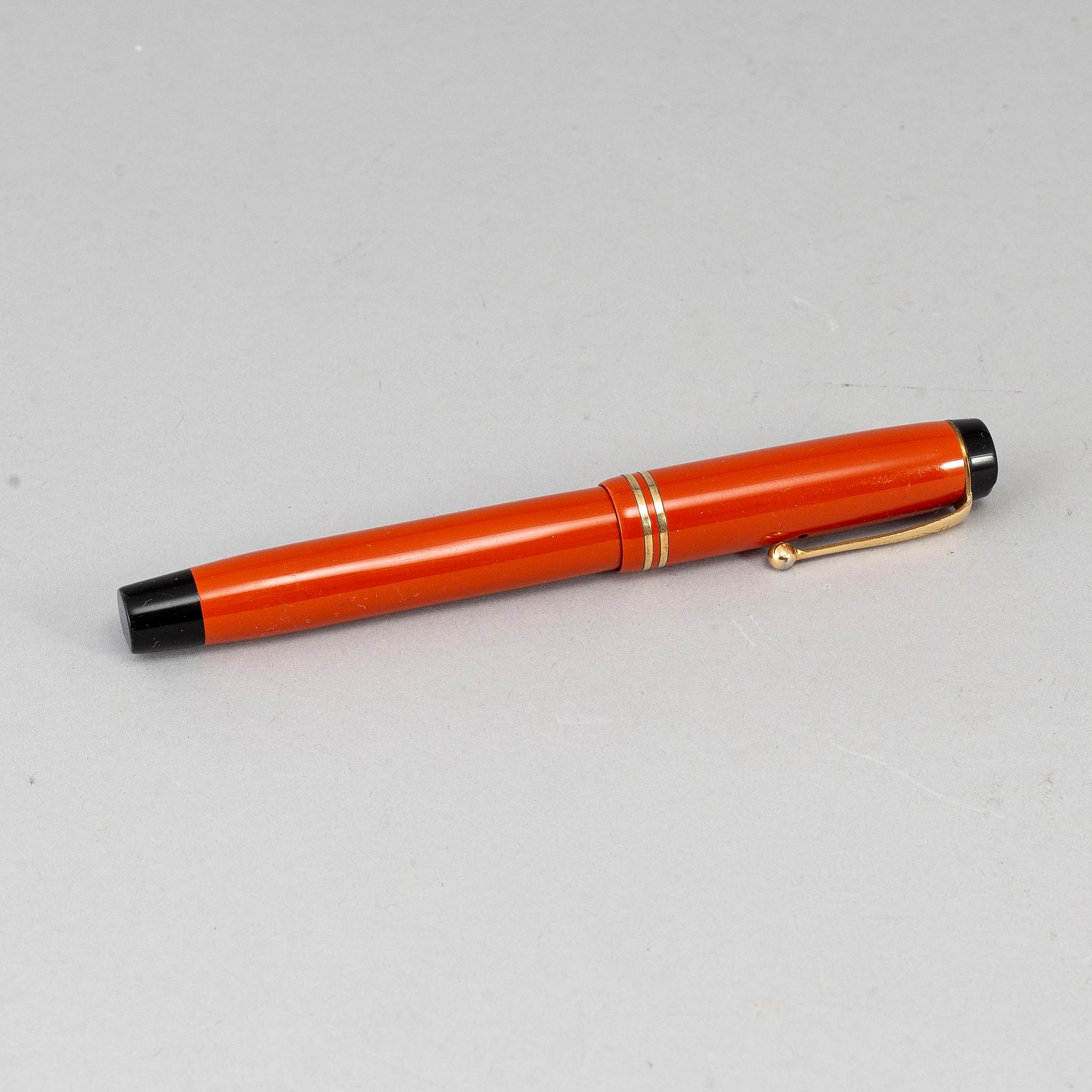 A Parker Duofold Special fountain pen, USA.