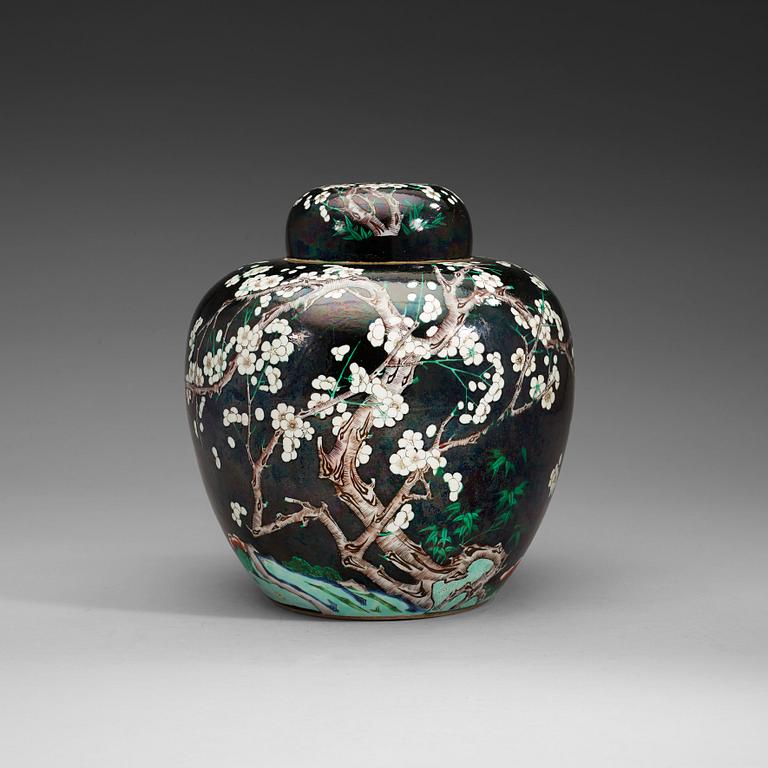 A 'famille noire' jar with cover, late Qing Dynasty (1644-1912).