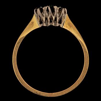 RING, 18k guld med en smaragd samt 2 briljantslipade diamanter, Markströms Guldsmeds AB, Uppsala, 1983. Vikt 3 g.