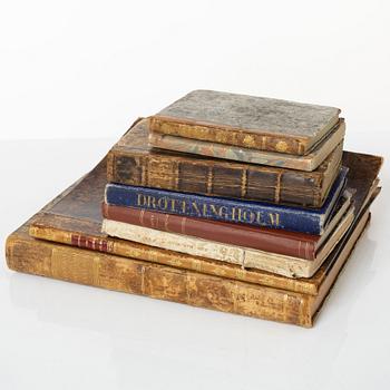Samling äldre böcker, 8 st, mestadels om Drottningholm, 1700-1800-tal.