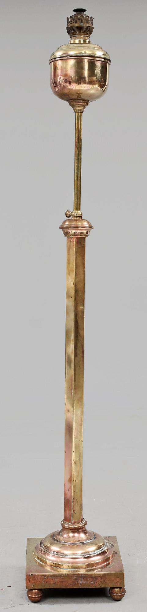 FOTOGENLAMPA PÅ FOT, Augusta, sekelskiftet 1800/1900.