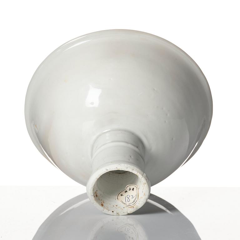 A white glazed anhua decorated stemcup, Ming dynasty (1368-1644).