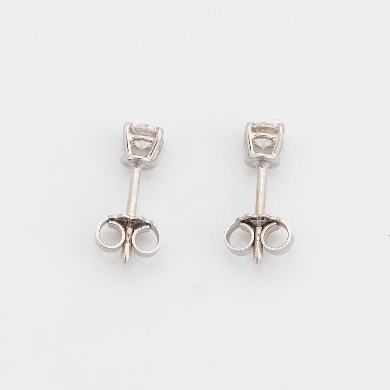 Örhängen, med briljantslipade diamanter.