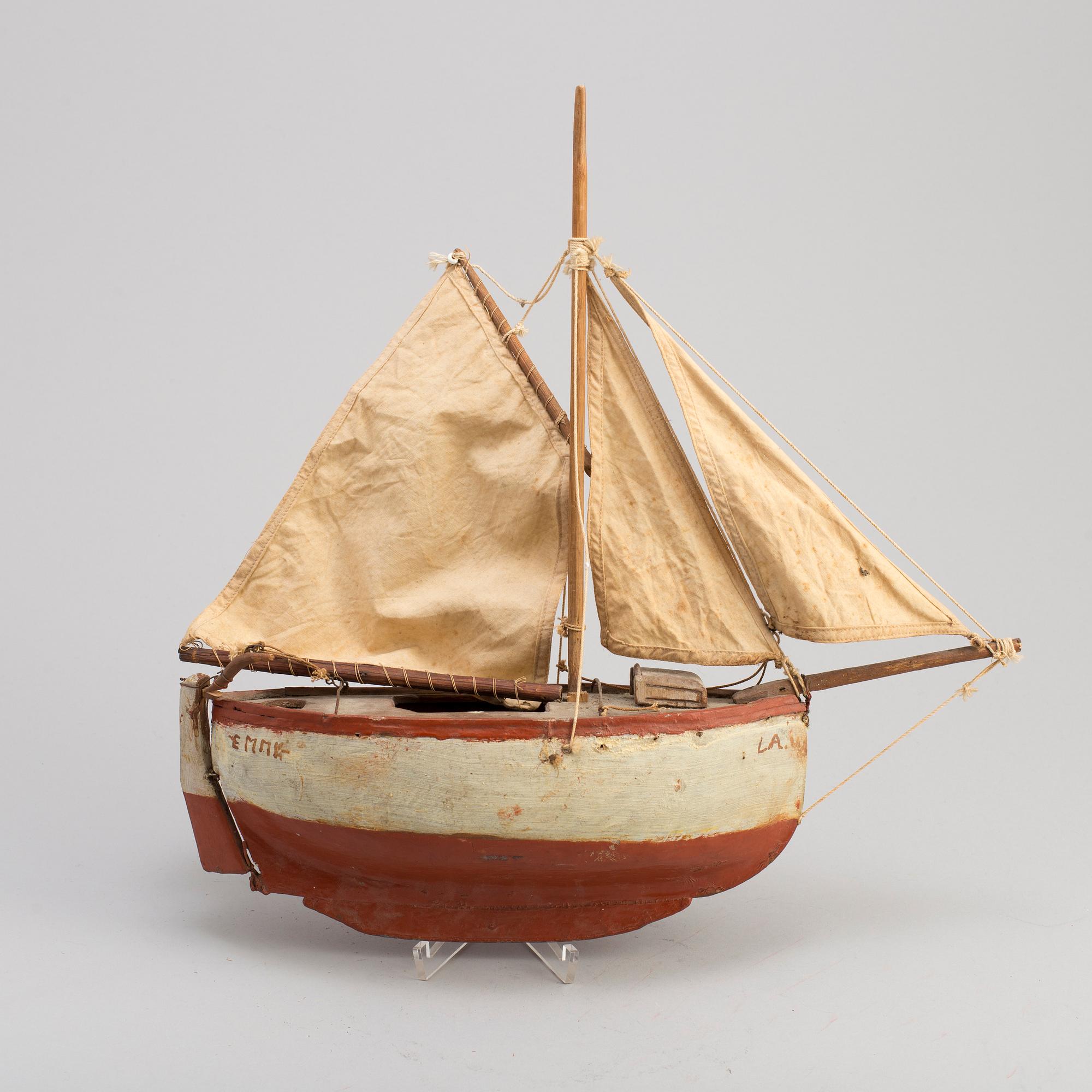 SEGELBÅT, bemålat trä, 1900-talets första hälft.