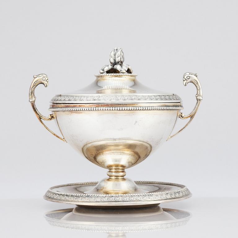 Karl Anderson, skål med lock, på fat, silver, Stockholm 1911. Gåva från Drottning Sofia.