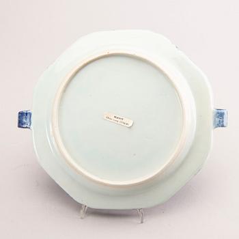 A Chinese Qianlong porcelain hot water dish.