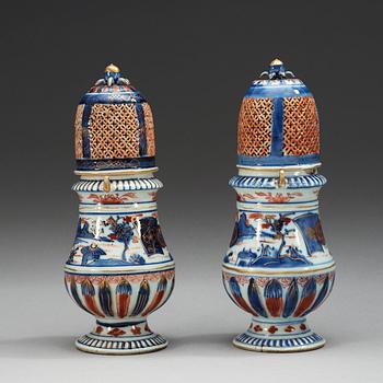 A pair of imari sugar casters, Qing dynasty, Kangxi (1662-1722).