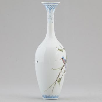 An Chinese eggshell porcelain vase, 1980/90s.