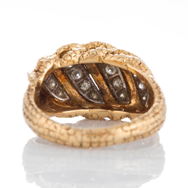 A Van Cleef et Arpels ring in 18K gold set with round brilliant-cut diamonds with a total weight of ca 1 ct.