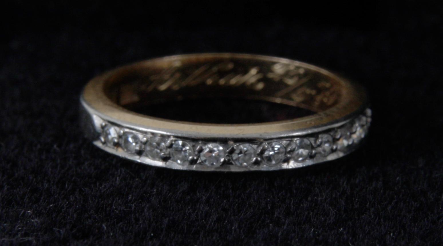 RING, sk halvalliansring. 18K vg och guld.