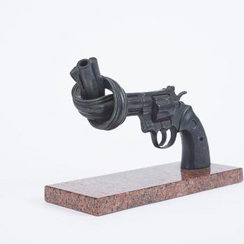 Carl Fredrik Reuterswärd, "Non Violence".