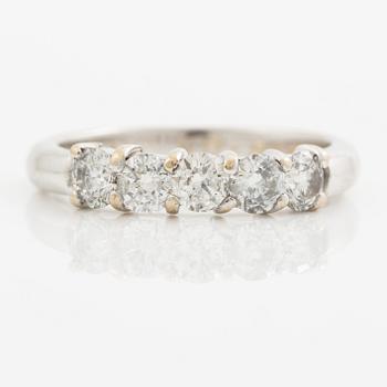Ring in 18K white gold set with round brilliant-cut diamonds.