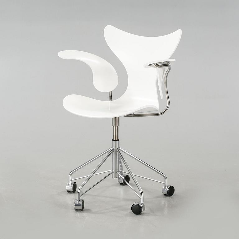 A "Måsen" office chair, designed by Arne Jacobsen for Fritz Hansen, made 2008.