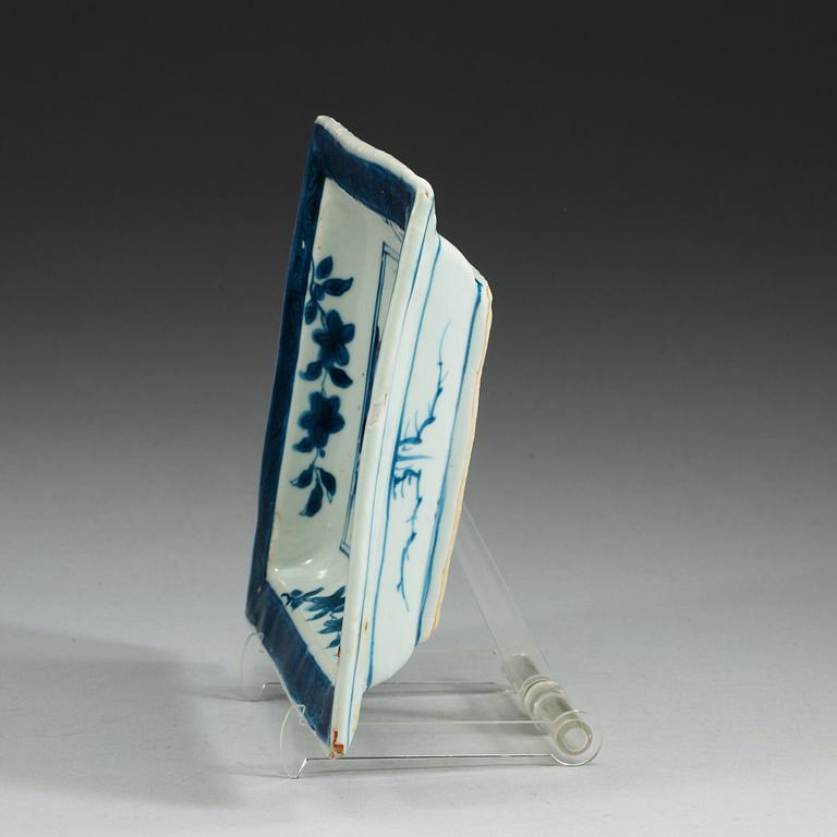 A blue and white Transitional dish, mid 17th Century.