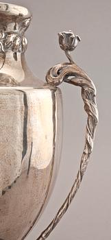 HÄNKELVASER, ett par, silver, C G Hallberg, Stockholm, 1907.