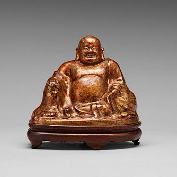 597. A seated figure of a bronze buddai, 17th/18th Century.