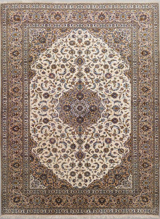 A carpet, Kashan, ca 399 x 304 cm.