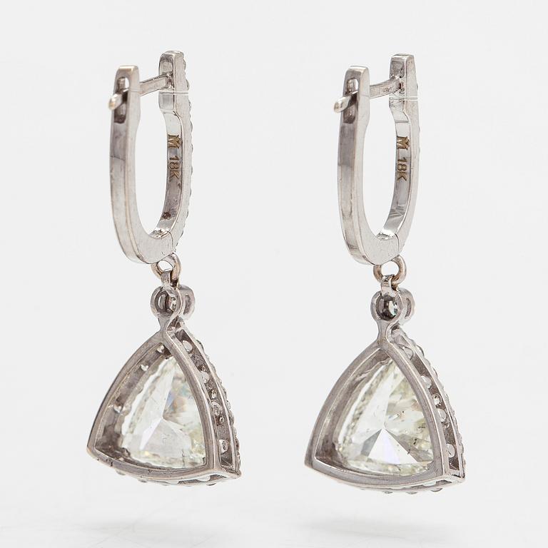 A pair of 18K white gold earrings with diamonds ca. 4.76 ct in total.