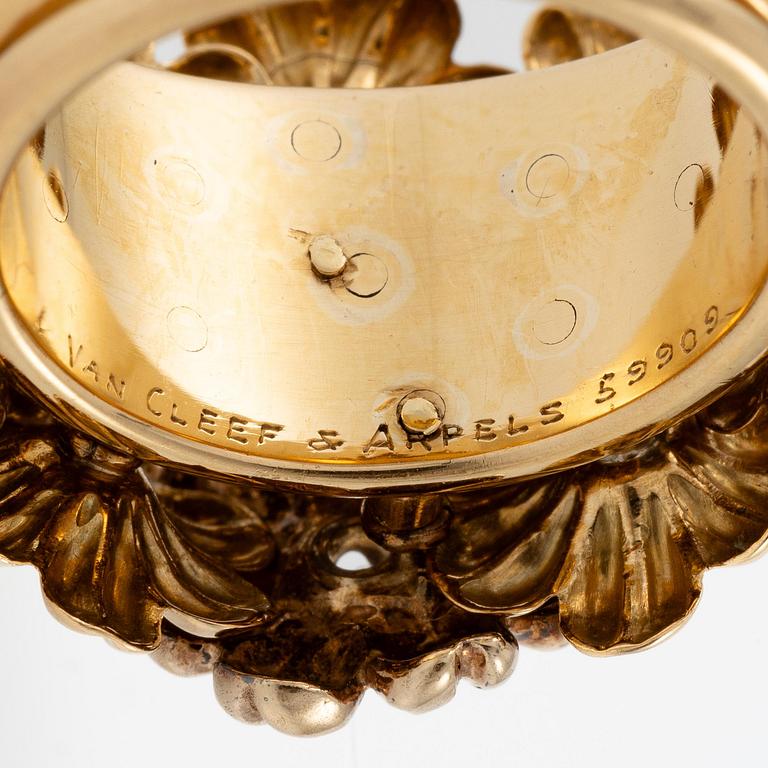 A Van Cleef et Arpels ring in 18K gold with round brilliant-cut diamonds.