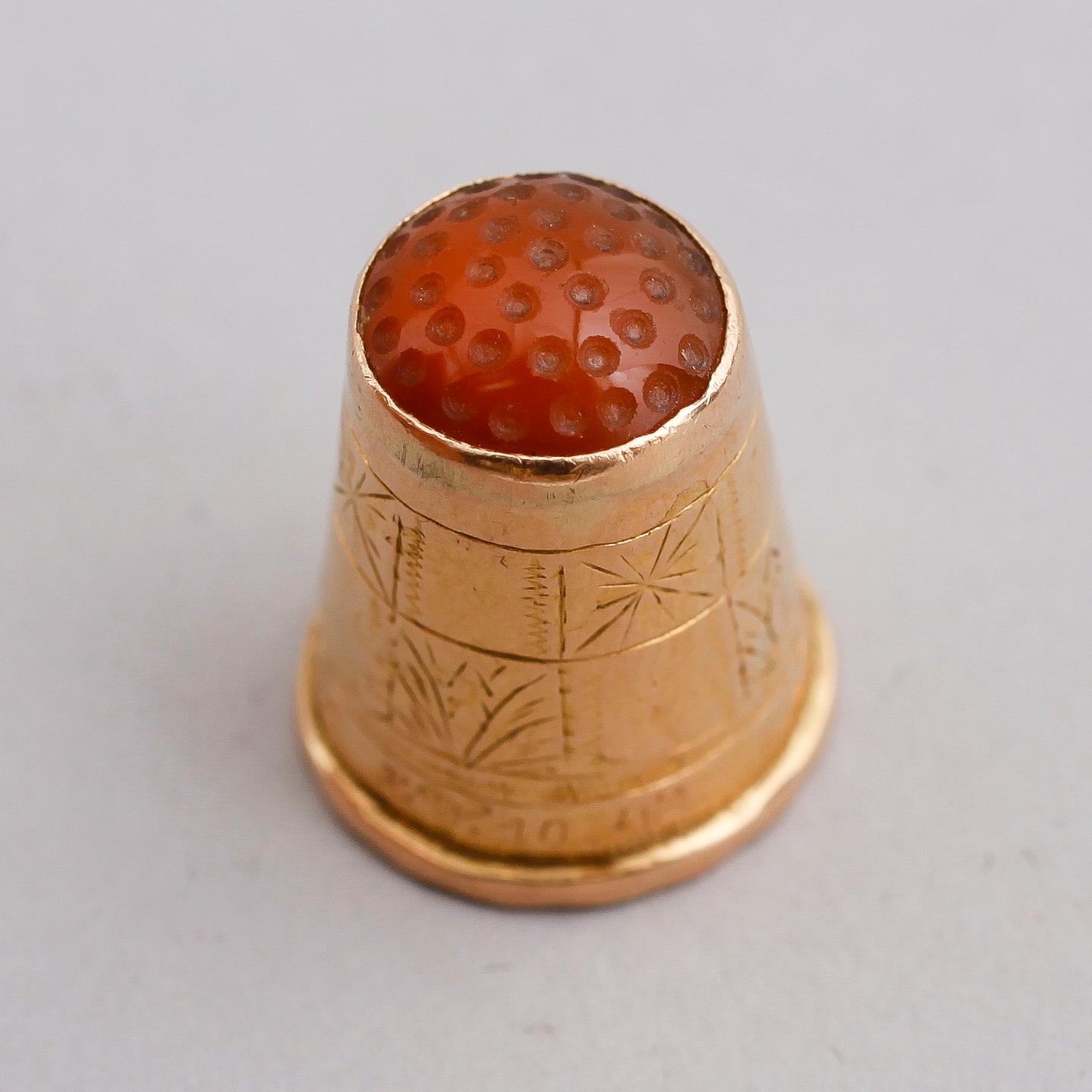 FINGERBORG, 18 k guld, karneol, 1800-talets första hälft. Vikt ca 2 gram.
