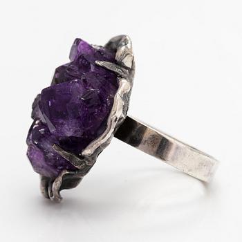 Reino Saastamoinen, Ring "Maahiset", sterlingsilver och ametist. Helsingfors 1971.