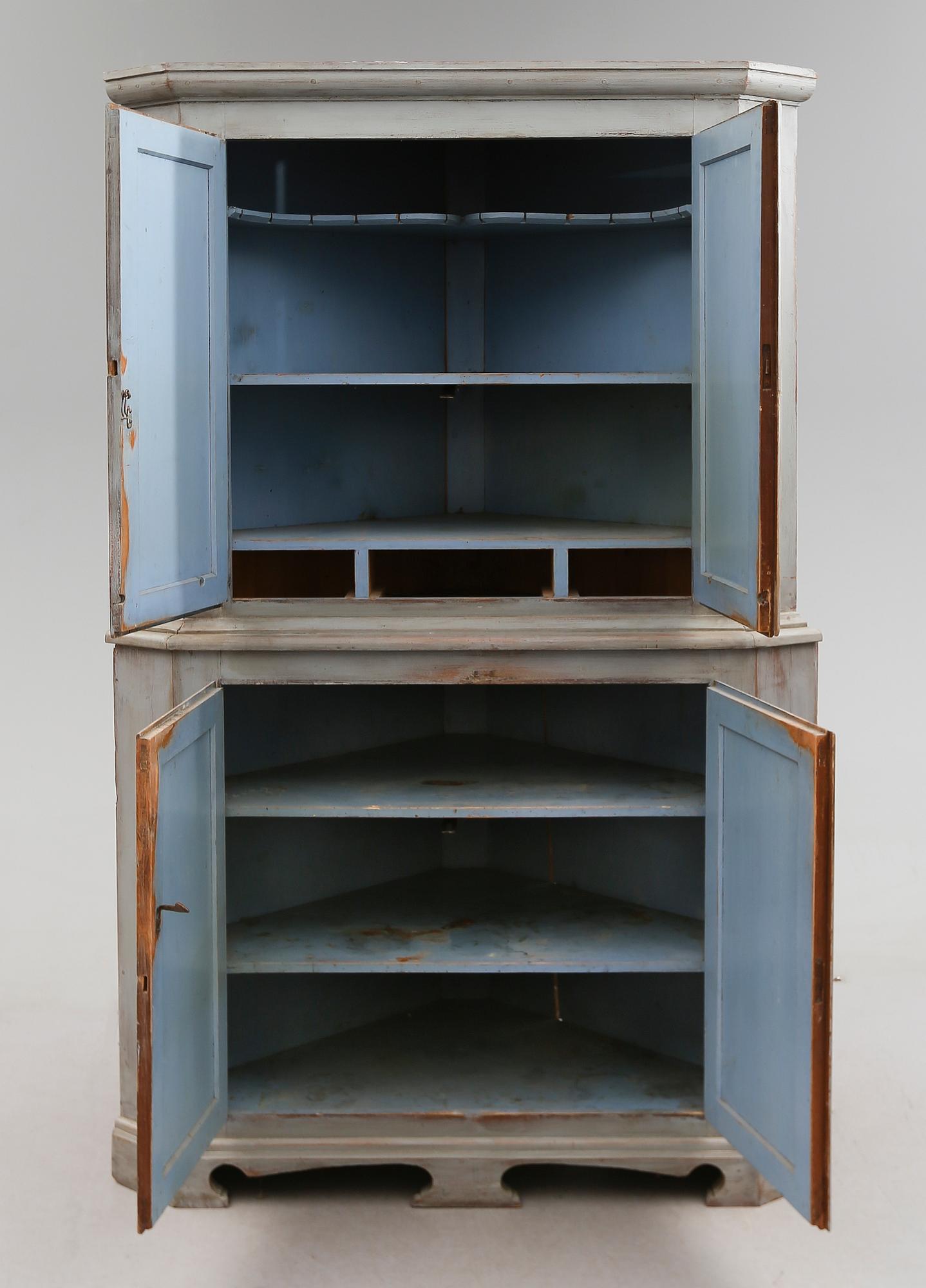 HÖRNSKÅP, 1800-talets första hälft.