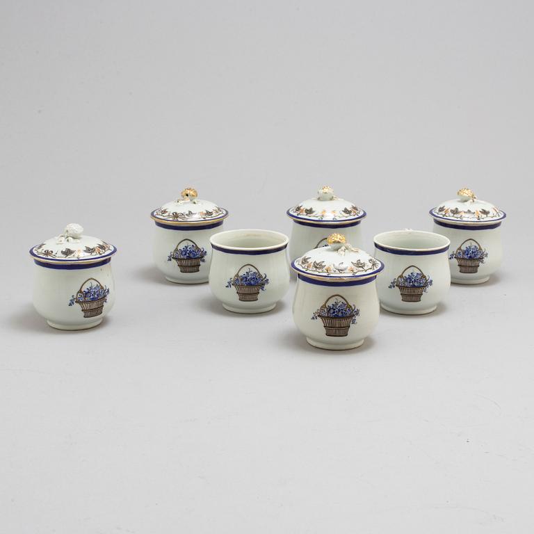 Seven porcelaine custard cups, China, circa 1800.