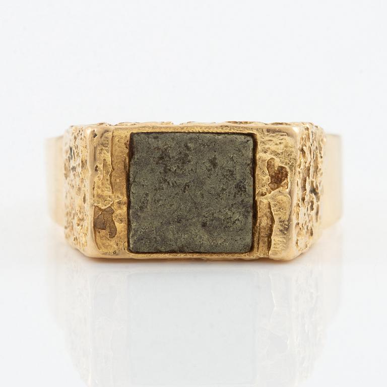 Björn Weckström, ring "Goldstone", 18K gold and copper ore. Lapponia 1979.
