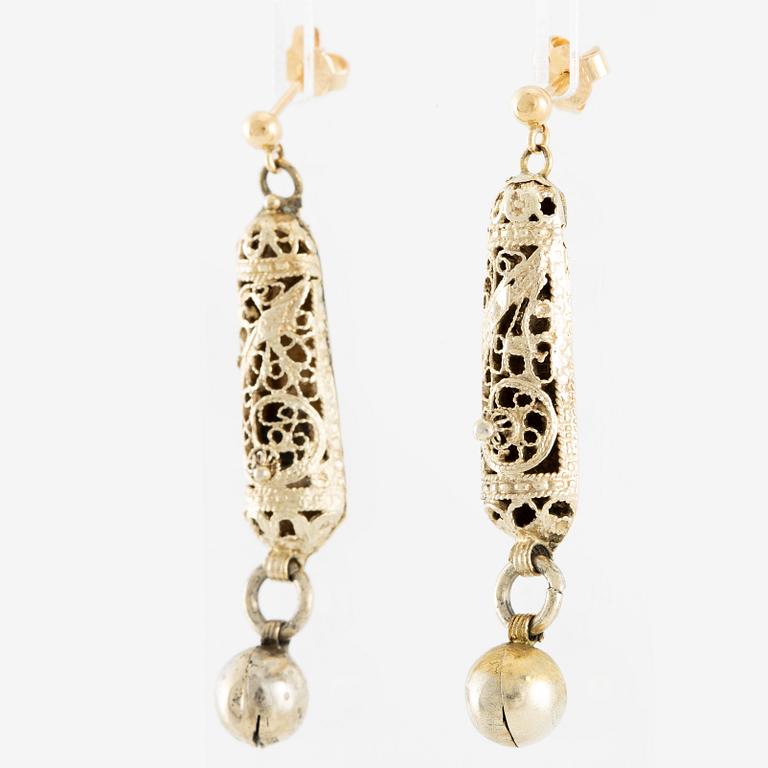 Necklace, along with two pairs of earrings, filigree work, brass-coloured metal.