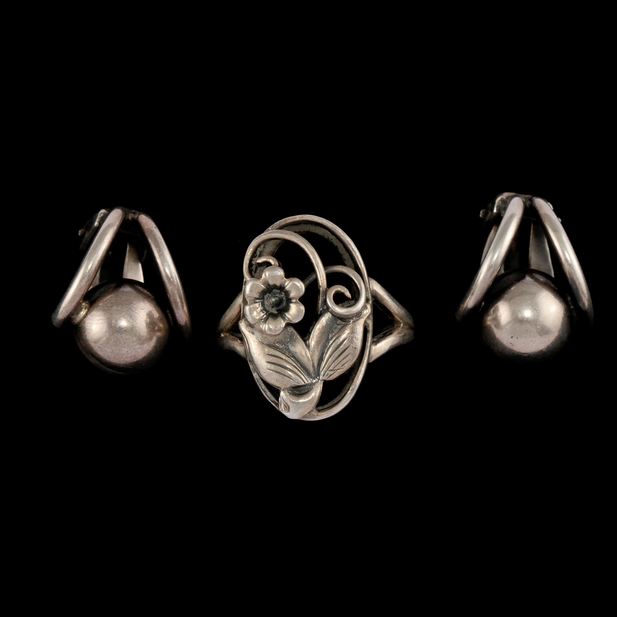 ÖRHÄNGEN, ett par, samt RING, silver, Stockholm, 1954. Vikt 13 g.