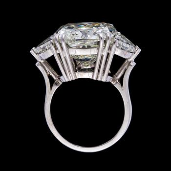 RING, kuddslipad diamant, sk cushion cut, 17.62 ct, samt halvmåneslipade diamanter på vardera sida, tot. ca 2.50 ct.