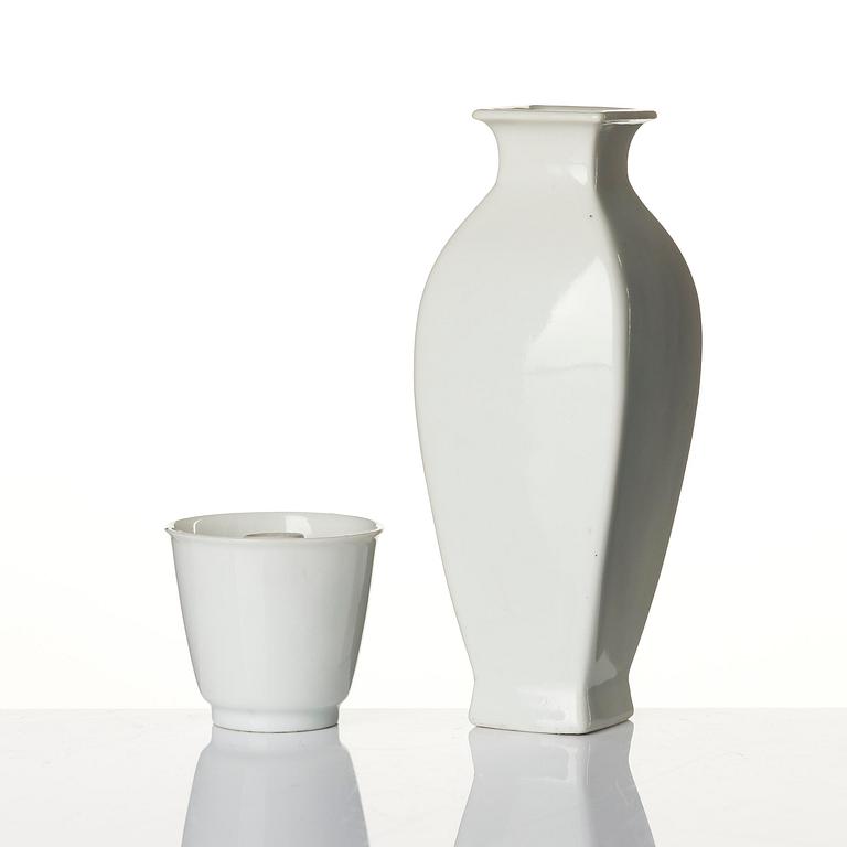 Vas, samt koppar, tre stycken, blanc de chine. Qingdynastin, 1700-tal.