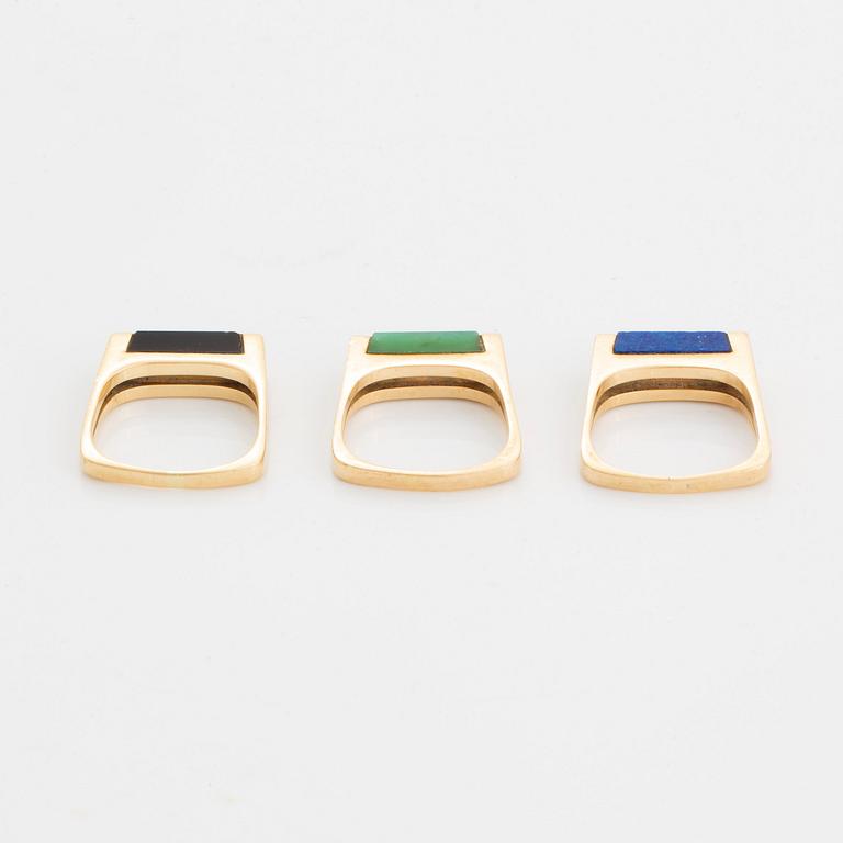 Three rings in 18K gold set with lapis lazuli, onyx and green quartz.