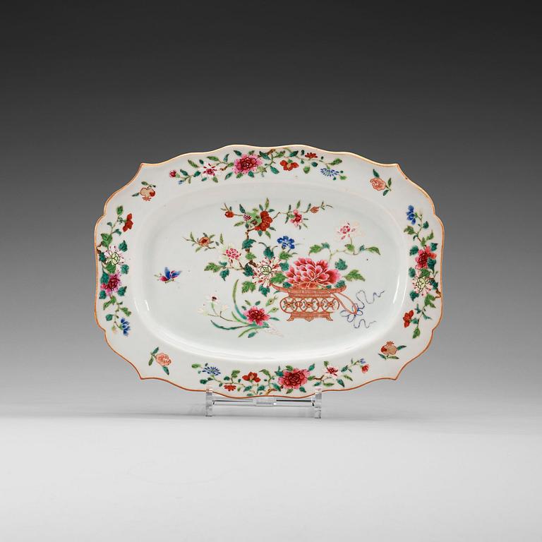 A famille rose serving dish, Qing dynasty, Qianlong (1736-95).