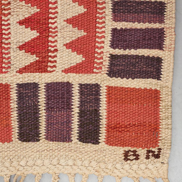 Barbro Nilsson, Matto, "Salerno röd", flat weave, ca 387-390,5 x 257,5-266 cm, signed AB MMF BN.