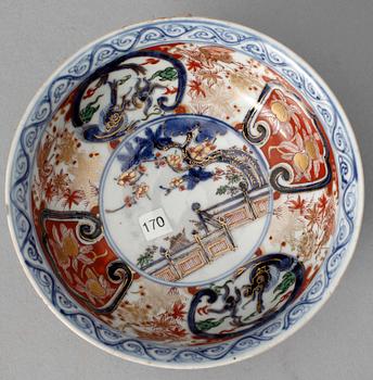 SKÅL, porslin. Japaniserande dekor. sk "Kinrande", Qing dynastin, 1600-tal.