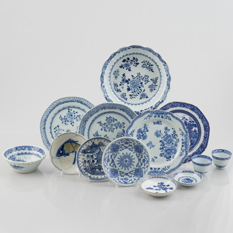 Parti kinesiskt porslin, 13 delar, Qingdynastin, 1700- och 1800-tal.