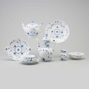 33 pieces of porcelain tableware from Royal Copenhagen, model "Musselmalet", 20th century.