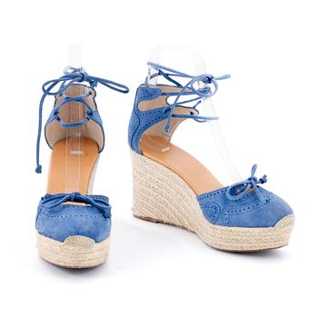 772. HERMÈS, a pair of blue suede wegde sandals. Size 39.