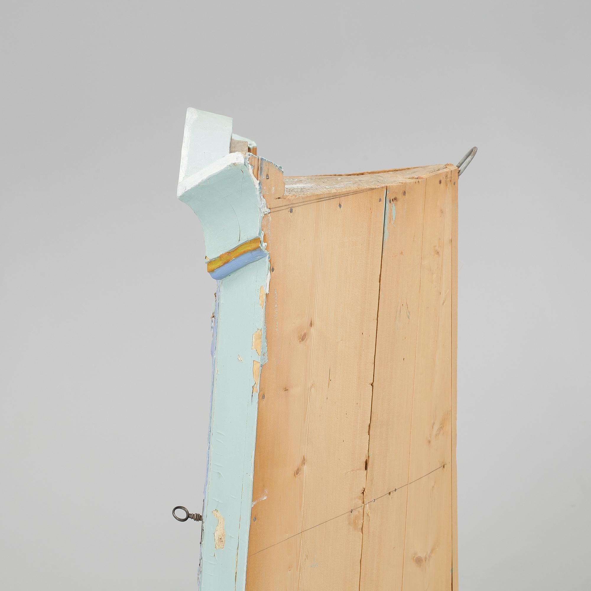 HÖRNSKÅP, allmoge, 1800-talets början.