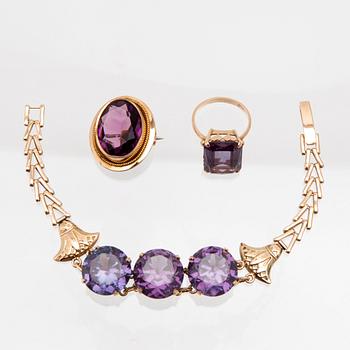 Bracelet, ring, and brooch in gold with synthetic colour-changing sapphires and glass.