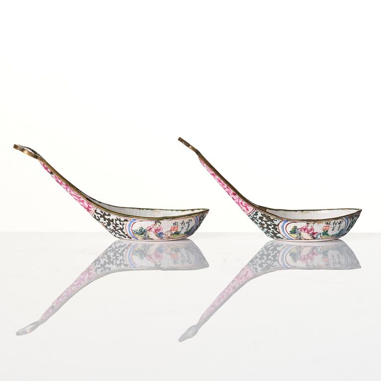 Two Chinese famille rose porcelain dishes and a censer, a pair of enamel spoons, Qing dynasty.