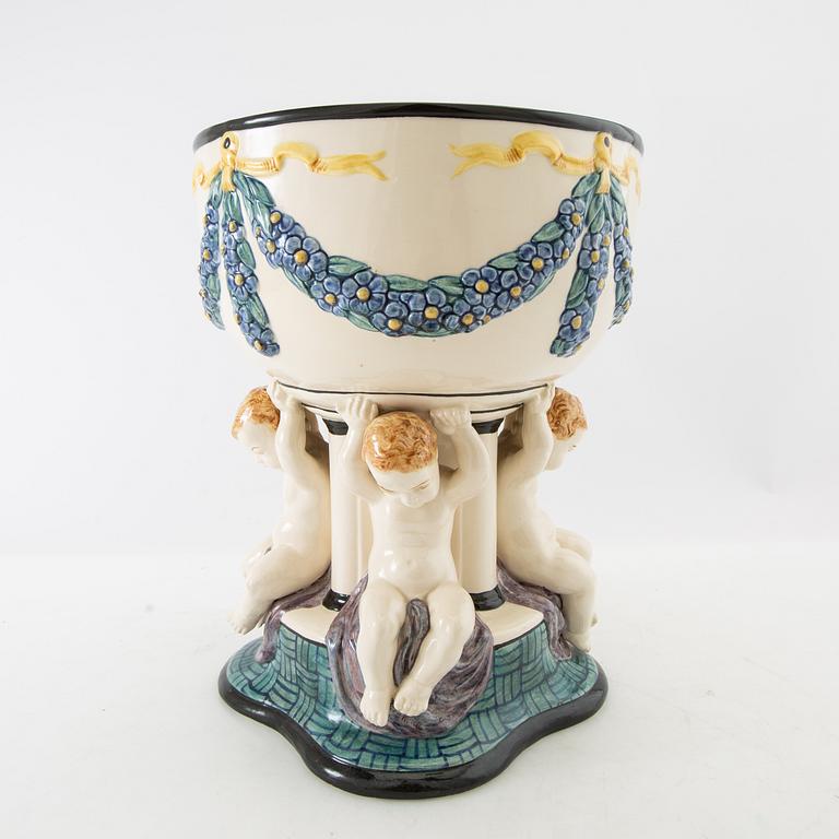 Wilhelm Süss jardinière/Bowl on foot for Karlsruhe State Majolica Manufactory AG, first half of the 20th century.