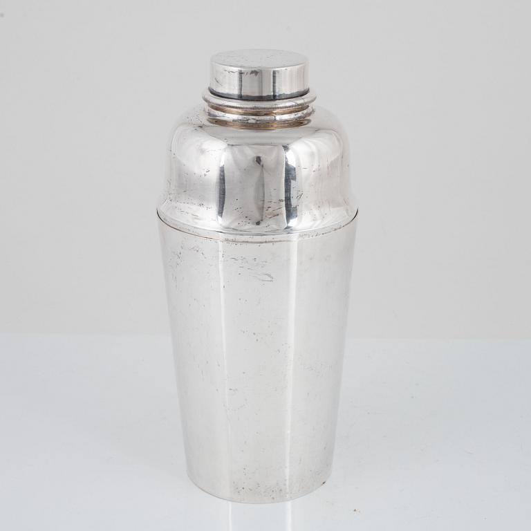 A silver plated coctail shaker, mark of SMPC, Sydney.