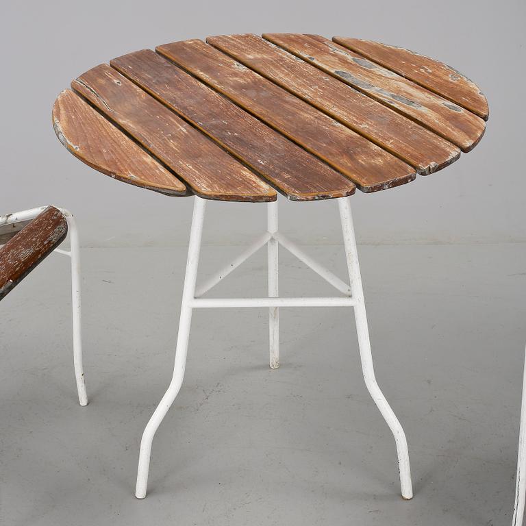 TRÄDGÅRDSGRUPP, 3 st, "Pia" Tore Ahlsén, Gärsnäs, formgivna 1942.