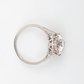 A 4.05 cts brilliant-cut diamond ring.  Quality circa H/VVS2. Flanked by small single-cut diamonds.