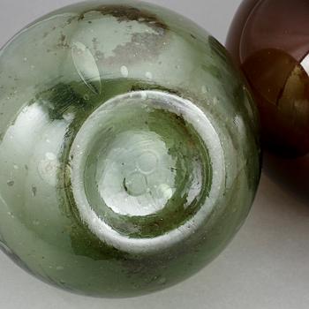 FLASKOR, 2 st, glas, omkring sekelskiftet 1900.
