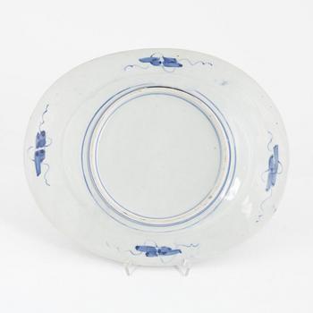 A Japanese imari porcelain dish, Meiji (1868-1912).